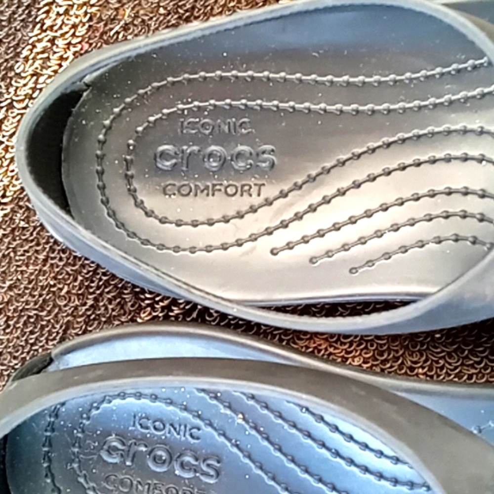 CROCS Black Casual Stylish Modern Trendy Sandals Like New - Picture 2 of 4